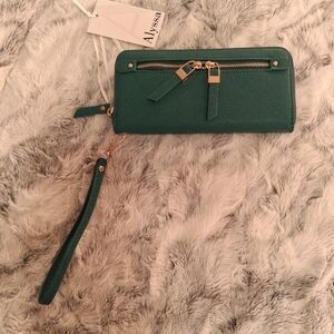 Luxurious Green Wallet with Gold Accents